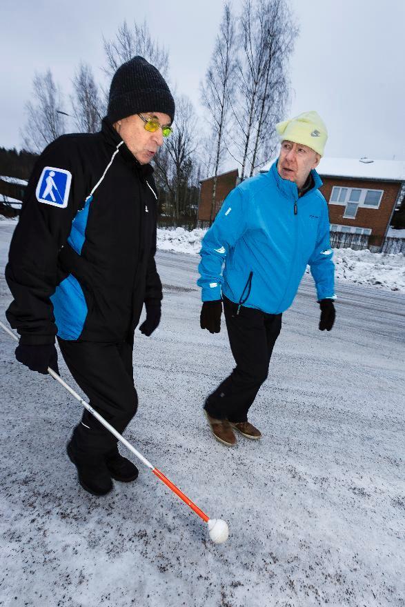 Östen Lindström (kuvassa oikealla) käy viikoittain kävelylenkillä Sunassa asuvan Markku Paulamäen kanssa. Kuva: Jukka Granstrom