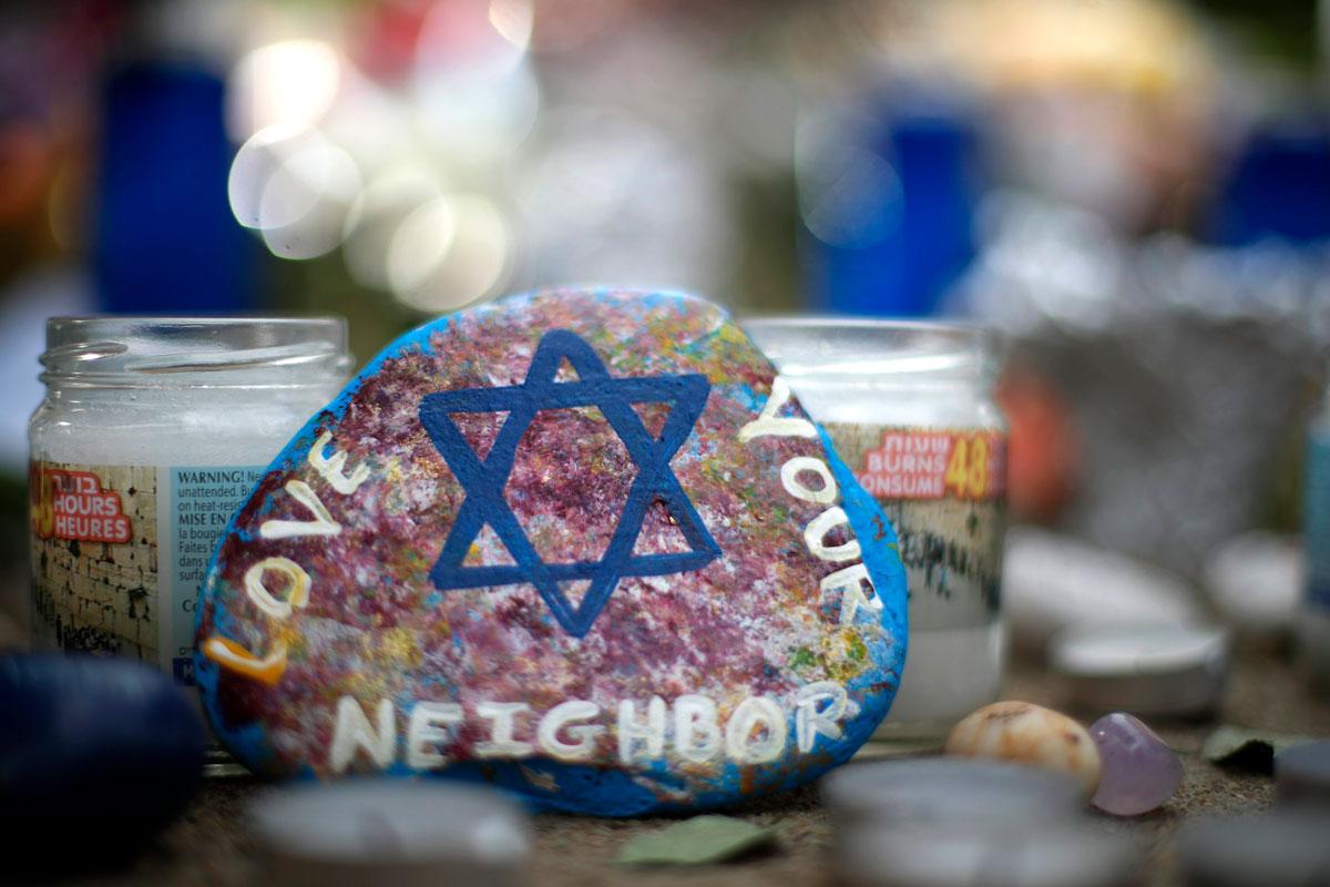 Monet ovat tuoneet Pittsburghin Elämän puu -synagogan edustalle kukkia ja käsin maalattuja pieniä kiviä. Tämä kivi muistuttaa lähimmäisen rakkaudesta. Kuva: Gene J. Puskar / AP / Lehtikuva