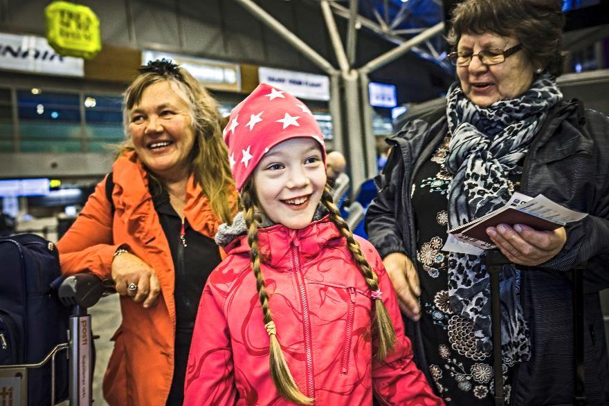 Lentoon lähdössä. Raija Tsutsunen, Neea Hubert, Marja-Liisa Semenoff ja Timo Närhi olivat lentokentällä valmistautumassa Israelin-matkaan. Muille Israel oli tuttu kohde, mutta 9-vuotias Neea oli menossa ensimmäistä kertaa Israeliin ja ensimmäistä kertaa lentokoneeseen. Kuva: Hans v. Schantz