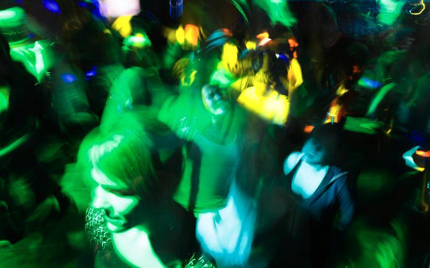 Valoviidakossa. Fennia-yökerhossa, Sellossa, tanssi villiintyi viimeisistä bassonjytkeistä juuri ennen puoli neljän valomerkkiä. Kuva: Maija Saari