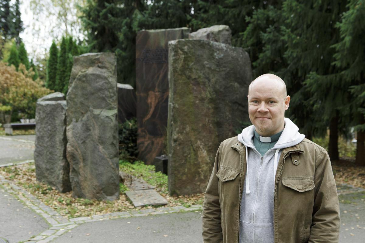 Valmiina juttelemaan. Yhteisödiakoni Veikko Kurki päivystää pyhäinpäivänä Olarin kirkon kupeessa, Gräsan uurnalehdossa. Kuva: Patrik Lindström