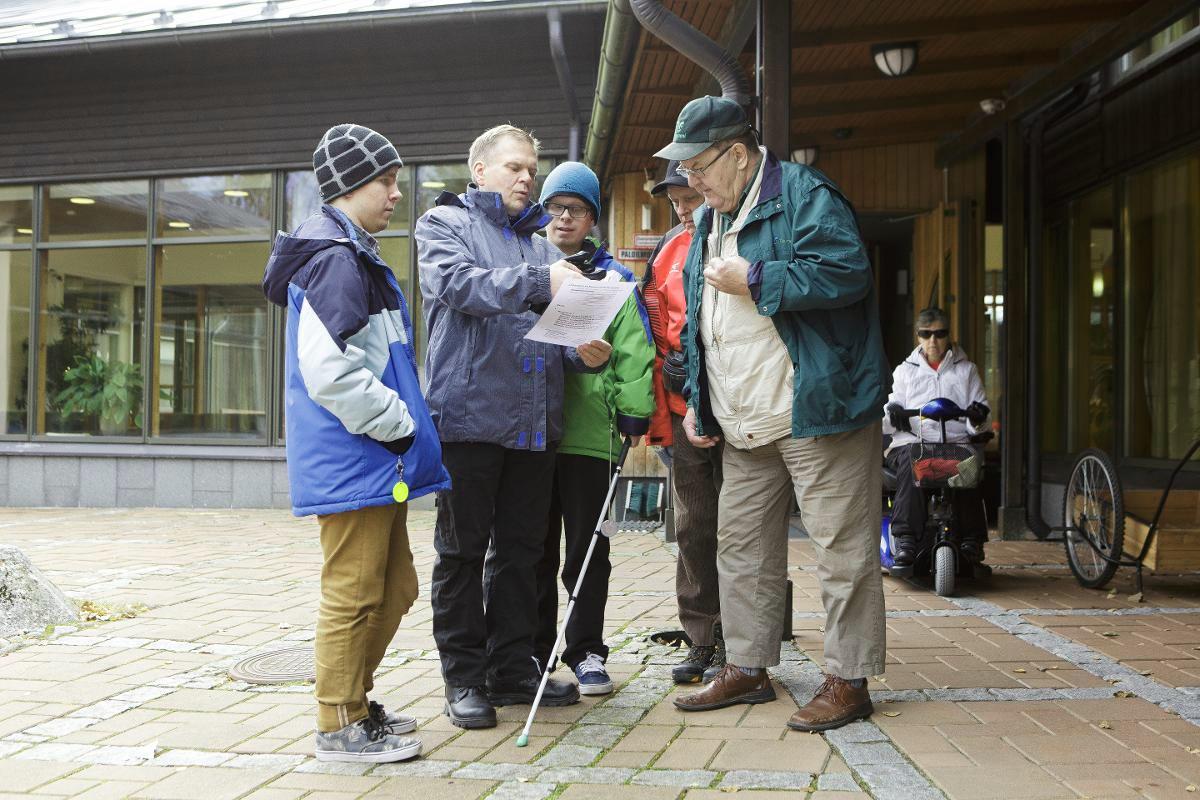 Yhdessä. Ossi Serpola, Juhani Alanen, Anssi Serpola, Harri Vihinen ja Niilo Aalto keskustelivat seurakuntien näkövammaisten leirillä Hvittorpin leirikeskuksessa. Kuva: Patrik Lindström