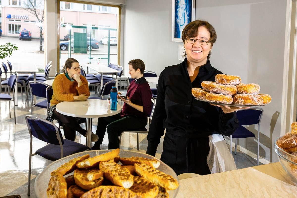 Nadia Hynninen työskentelee Pakilan seurakunnan hävikkiruokapaikassa. Lämpimän ruuan kuljetusta Itäkeskuksen Waste and Feast -ravintolasta odotellaan. Taustalla nuorisopastori Heini Kontiainen ja nuorisodiakoni Anni Nikkanen.