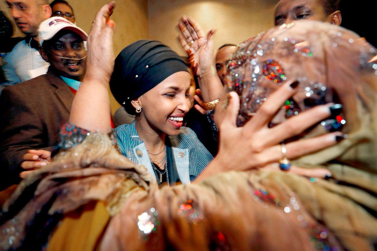 Ilhan Omar, vastavalittu Yhdysvaltain kongressin jäsen, juhlii vaalivoittoa Minneapolisissa 6.11.2018. Kongressiin valittiin nyt kaksi musliminaista, kummatkin demokraattipuolueesta. Omar on heistä toinen. Hän on tullut Yhdysvaltoihin pakolaisena Somaliasta.