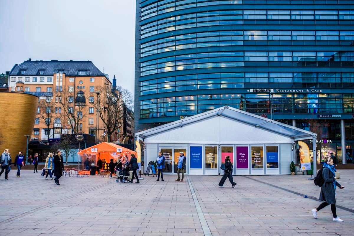 Kampin Narinkkatorin äänestyspaikkaa on vaikea olla huomaamatta, äänestäjille on tarjolla myös kahvit.