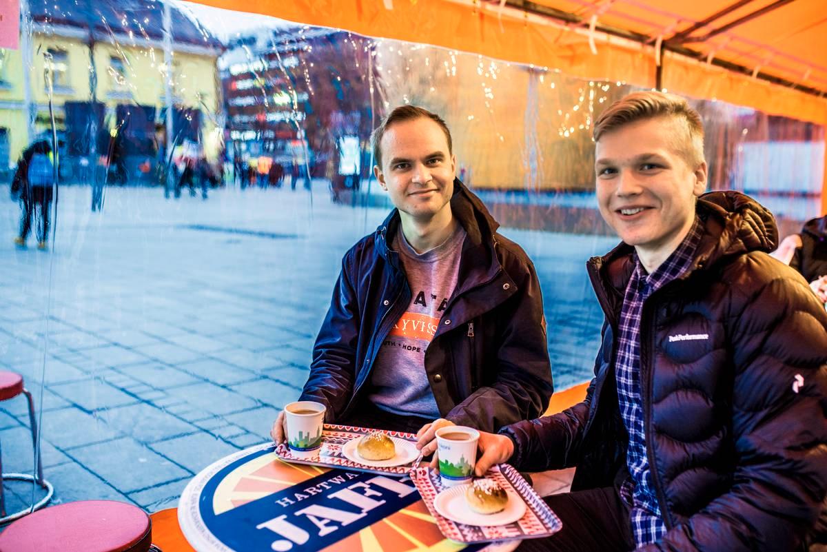 Helsinkiläinen Antero Toikka ja jyväskyläläinen Ville Laaksonen nauttivat vaalikahvit.