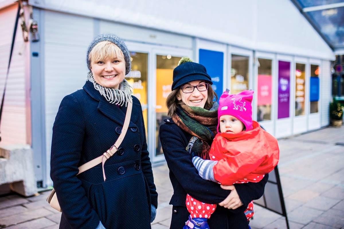 Riitta Haapa-aho, Tiina Keränen ja Kerttu Kampin vaalipaviljongin edustalla.