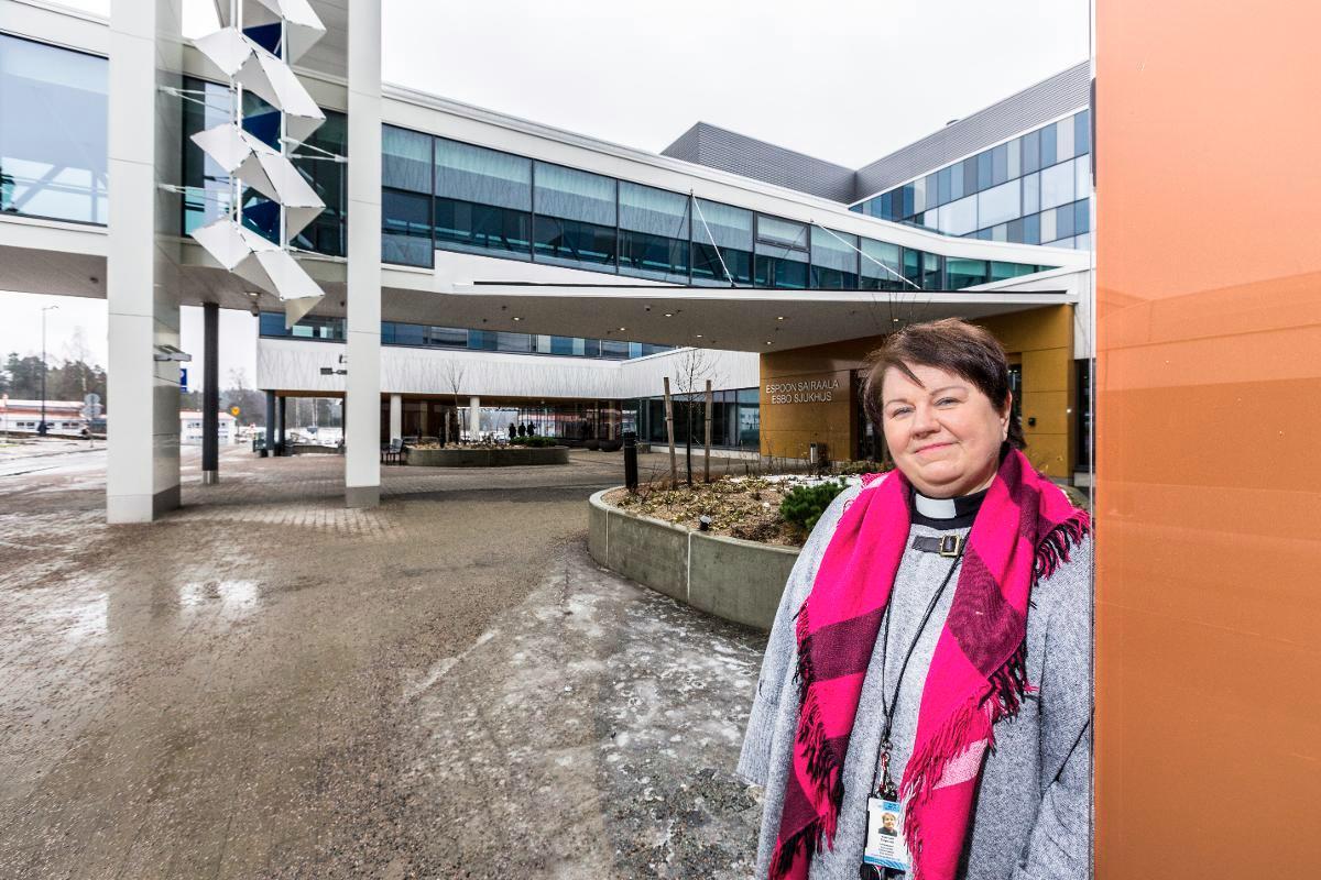 Espoon sairaalan sairaalapastori Annamari Simpanen on tyytyväinen siihen, että uusissa tiloissa pappi ja kirkko saavat näkyä.