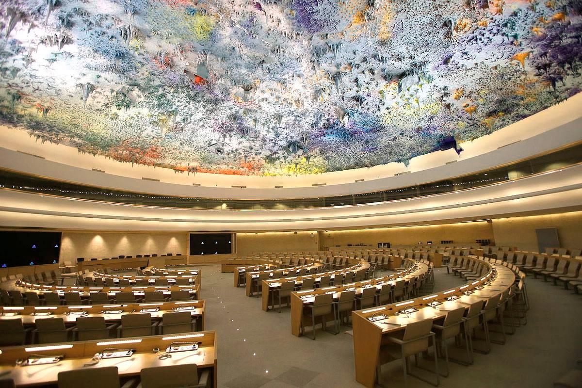 YK:n ihmisoikeusneuvoston sali sijaitsee Genevessä. Kuva: Wikimedia Commons