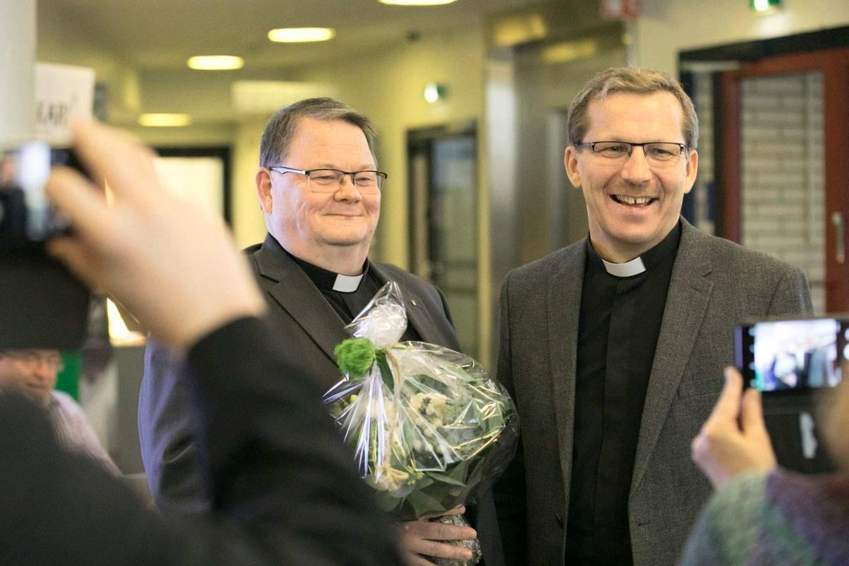 Kirkolliskokous valitsi Pekka Huokunan kirkkohallituksen ykköspestiin, kansliapäälliköksi. Oikealla edellinen kansliapäällikkö Jukka Keskitalo, joka valittiin Oulun hiippakunnan piispaksi.