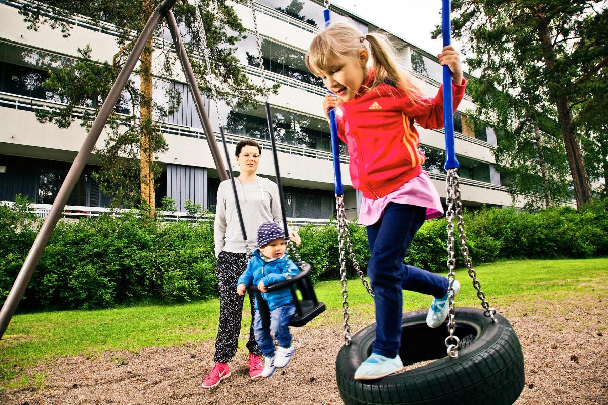 Juuret Lehtisaaressa. Laura Mattila toivoo, että lapset Rasmus ja Lotta Mäkinen saavat kasvaa perheen nykyisessä kodissa.