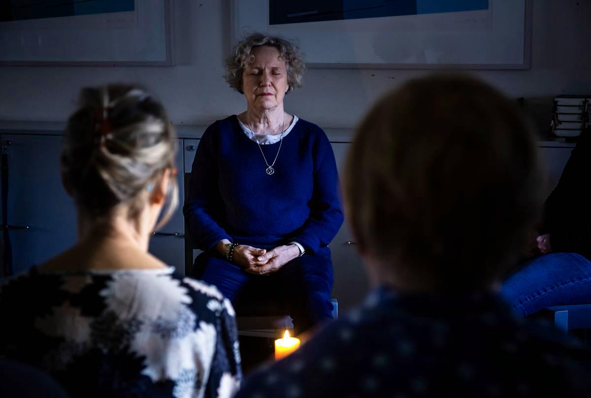 Anu Pylkkänen käy kristillisen meditaation ryhmässä joka keskiviikko.