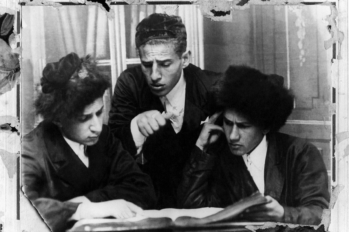 Koko Talmud on noin 6 000-sivuinen teoskokoelma, jonka kirjoittamisprosessi kesti noin tuhat vuotta. Kuva 1900-luvun alun Puolasta. Kuva: Interfoto / Lehtikuva