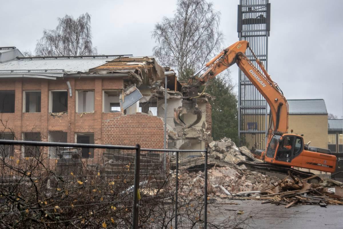 Kaivinkone repii Tikkurilan vanhan kirkon päätyseinää.