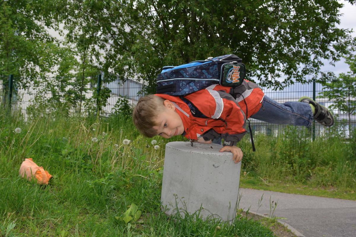 Perkkaalla asuvan 7-vuotiaan Olli Roznovskin koulutie inspiroi vaikka minkälaisiin temppuihin. Kuva: Katri Saarela