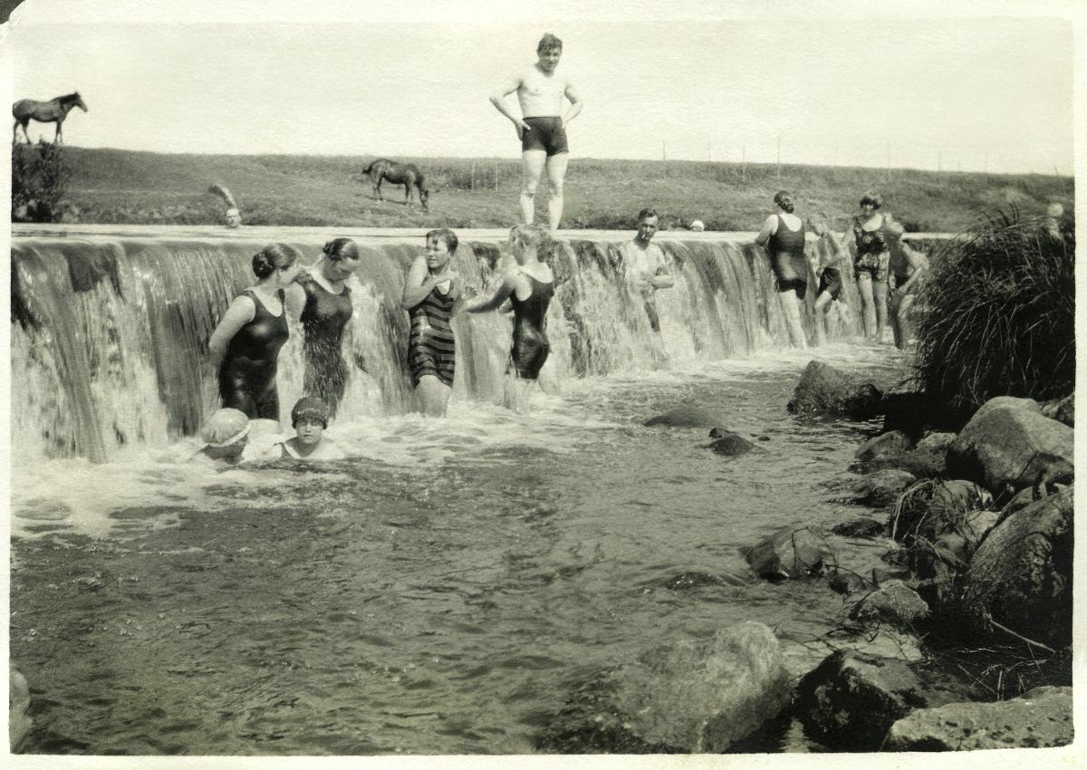 Uimareita Keravanjoella Helsingin pitäjän kirkonkylässä vuonna 1927. Kuva: Vantaan kaupunginmuseon kuva-arkisto