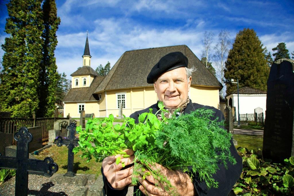 Tuttuja yrttejä. Bertalan Galambosi osaa kertoa muun muassa siitä, miten minttu ja tilli ovat esillä Raamatussa. Kuva: Sirpa Päivinen.