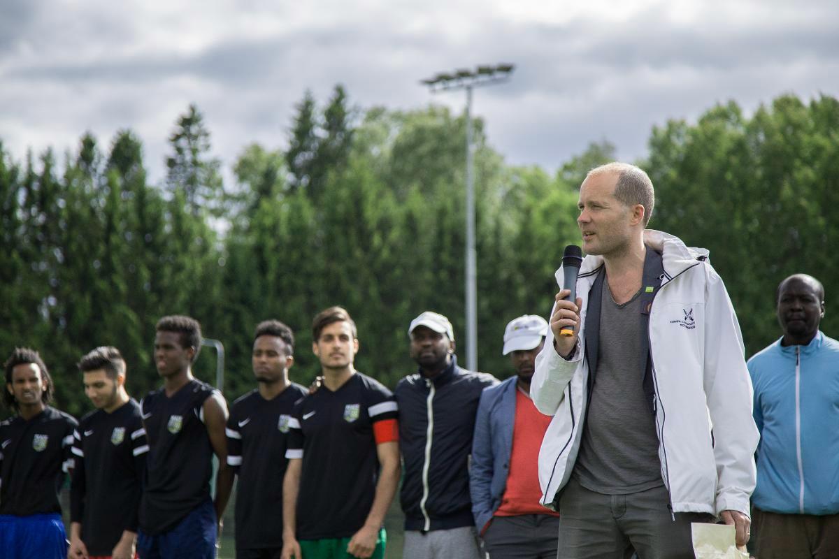 ”Tämän pelin alkutilanne on siinä, kun 6-vuotias poika tulee yksin Suomeen”, sanoi rauhanvälitysverkoston johtaja Antti Pentikäinen Kirkon Ulkomaanavusta. ”Mitä paremmin me kaikki voimme, sitä turvallisempaa tässä maassa on.”. Kuva: Ville Asikainen/Kirkon Ulkomaanapu