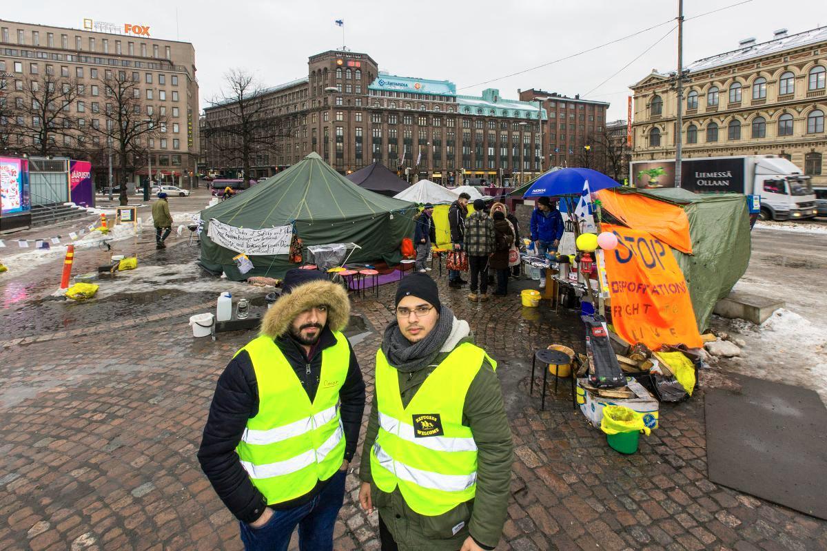 Omar Abdullah ja Ayman Alshmary Irakista päivystivät mielenosoittajien teltalla.