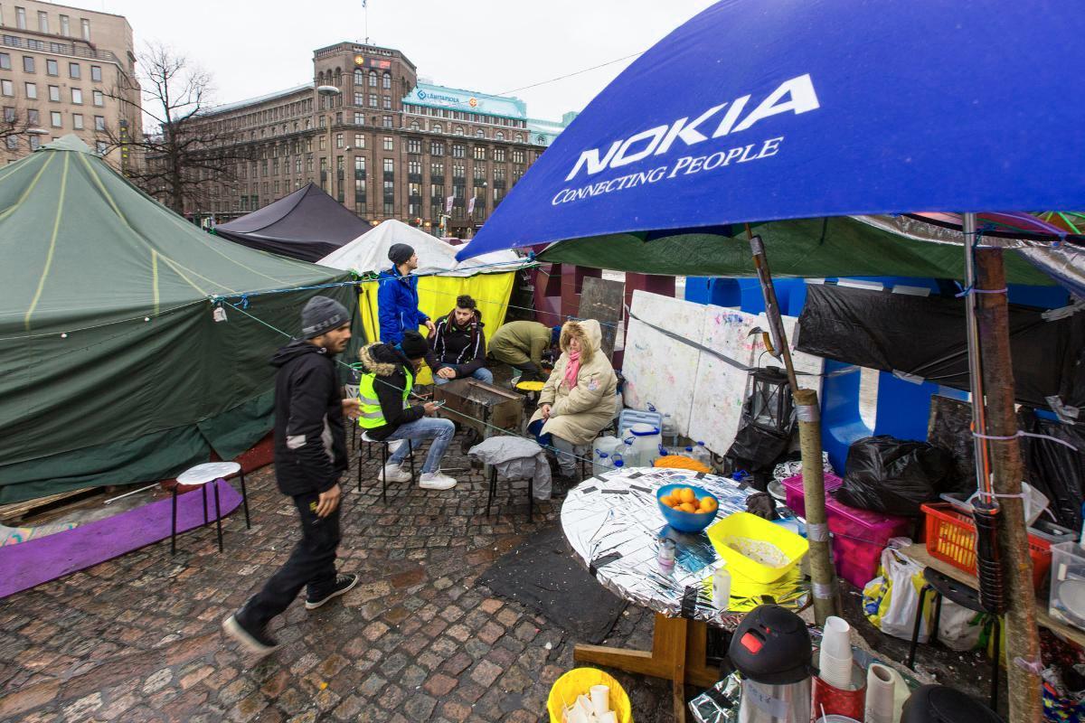 Irakilaiset turvapaikanhakijat jatkavat mielenosoitustaan Helsingin rautatientorilla.