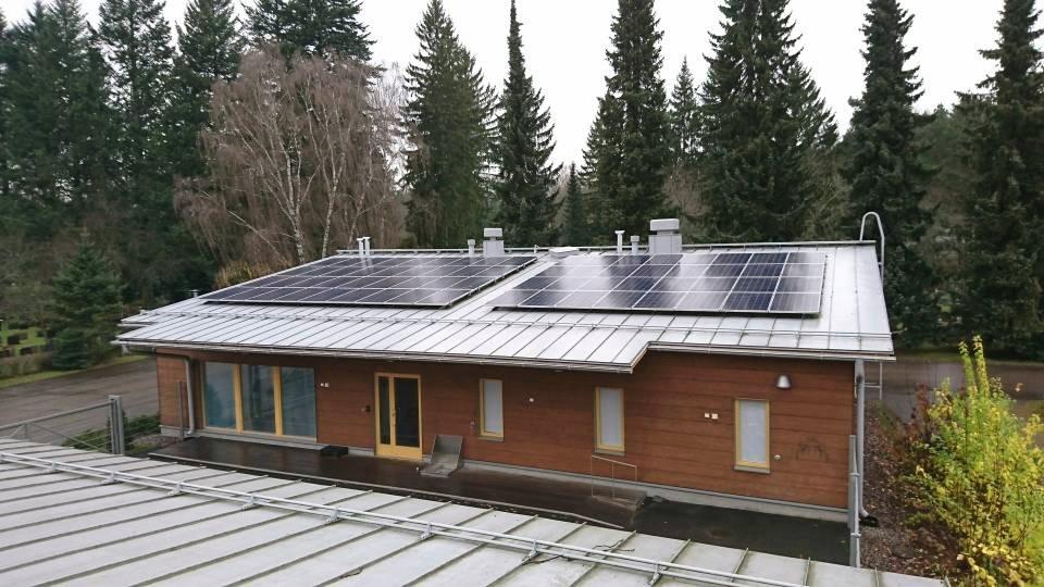 Malmin hautausmaan kesähuoltorakennuksen katolla aurinkopaneelit ovat tuottaneet sähköä jo useita vuosia. Kesä-marraskuun aikana huoltorakennus on kuluttanut sähköä noin 21 500 kilowattituntia (kWh), josta paneelit ovat tuottaneet 40 prosenttia. Kuva: Heikki Nyman