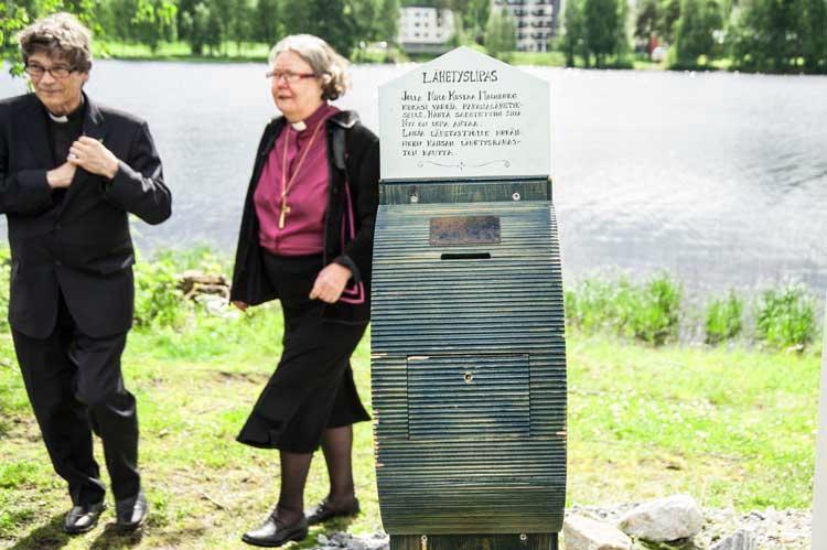 Herättäjäjuhlien ”juhlakapula” eli vanhan keräyslippaan kopio siirtyi Sotkamon kirkkoherra Erkki Marinilta Helsingin piispa Irja Askolalle. Kuva: Antero Harju