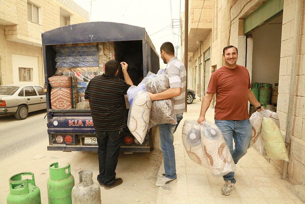 Al Mafraqin kaupunki sijaitsee kymmenen kilometrin päässä Syyrian rajasta. Paikallinen Alliance Church jakaa kuukausittain perustarpeita yli 5000 perheelle eli yli 30 000 ihmiselle. Tässä työntekijät ja vapaaehtoiset pakkaavat autoon patjoja, peittoja, kaasupulloja ja liesiä. Avustuksia viedään vasta saapuneiden syyrialaispakolaisten koteihin. Auttajaringissä on lähes 60 ihmistä.