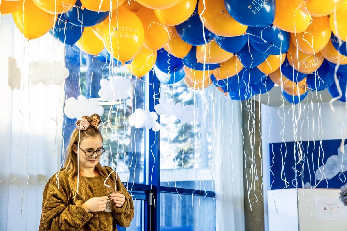 Lapsiäänestäjät saivat kotiinviemisiksi ilmapallot ja kasvomaalaukset. Äänestyskaveriksi sai halutessaan karhupukuisen Ida Hellemaan.