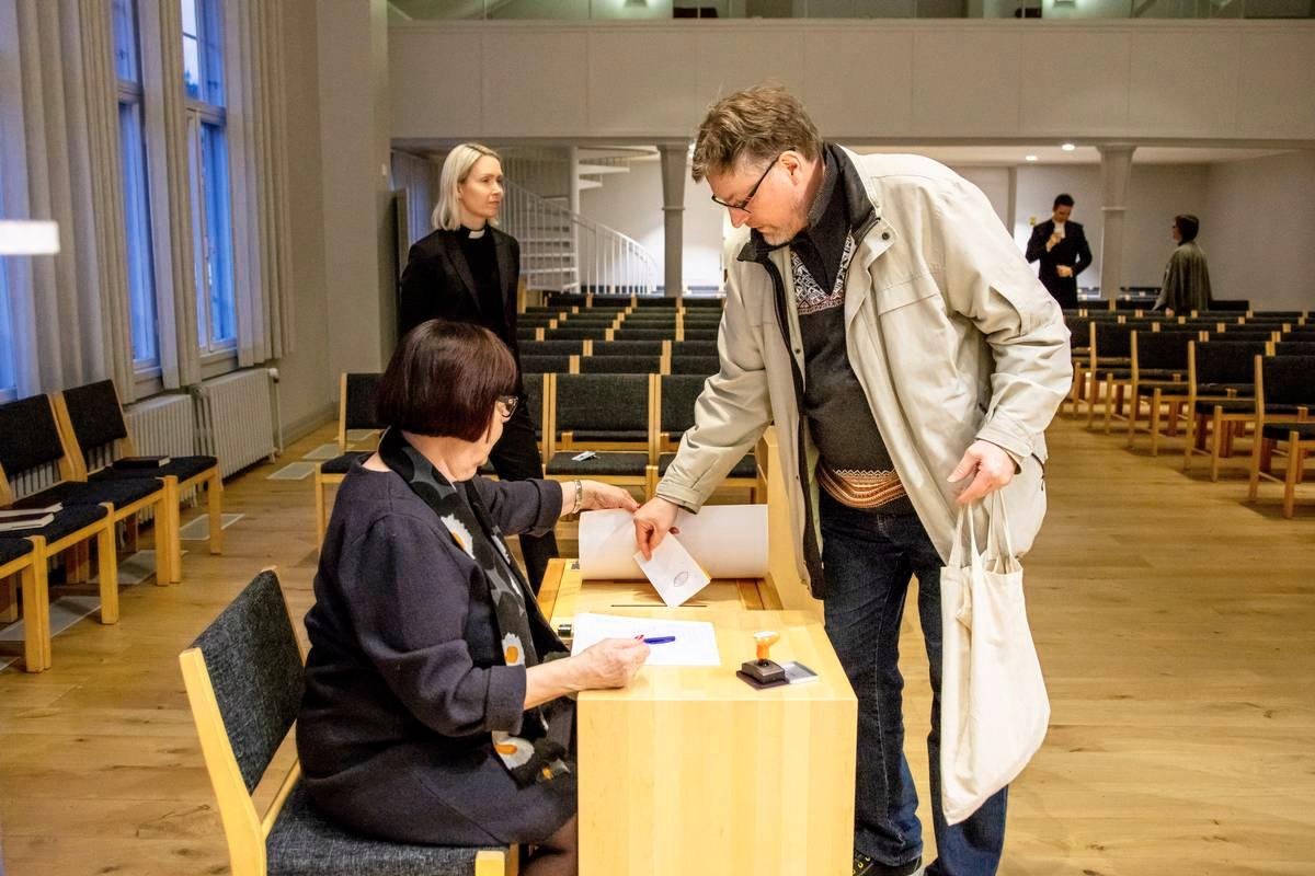 Ari Myllymäki äänesti Huopalahden kirkolla. Ehdokasvalinnassa auttoi vaalikone.