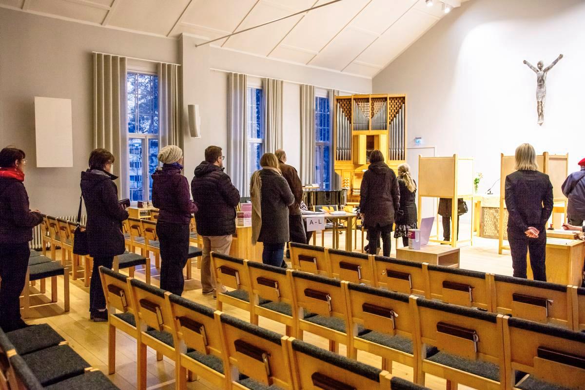 Huopalahden kirkossa syntyi sunnuntaina jonoa, kun Haagan seurakuntalaiset saapuivat äänestämään.