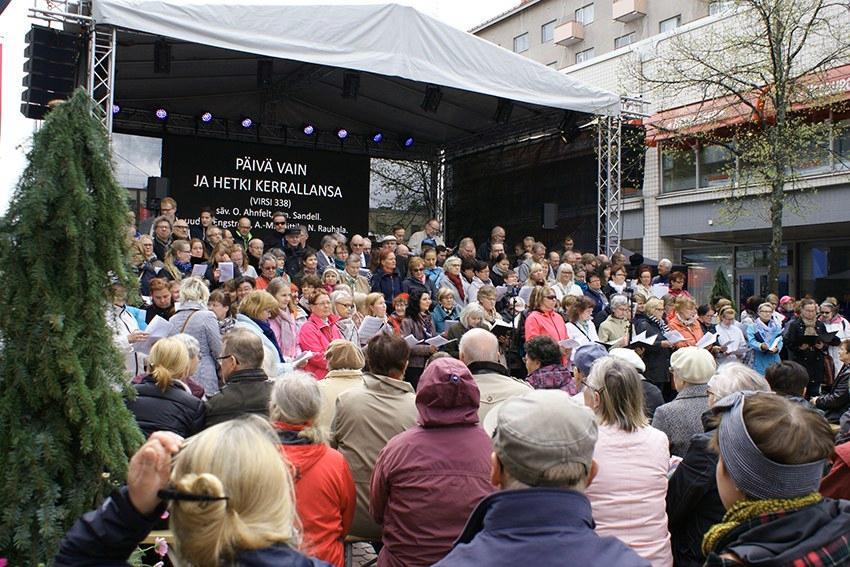 Kirkkopäivien yhteislaulutilaisuus Laula Manskilla kuorojen kanssa. Kuva: Sara Vainikka 