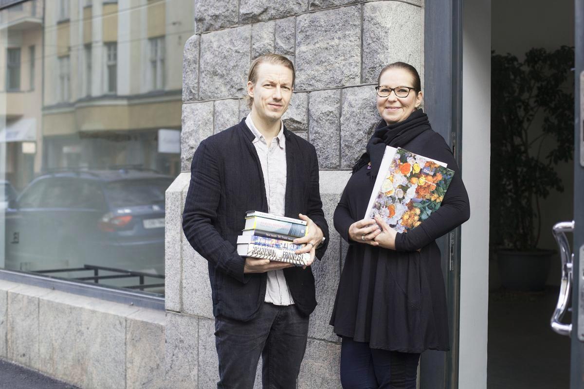 Taiteen ystäville. Joose Siira ja Terhi Jääskeläinen ovat avanneet kulttuurikirjakaupan, jossa järjestetään myös erilaisia tapahtumia. Kuva: Kia Orama