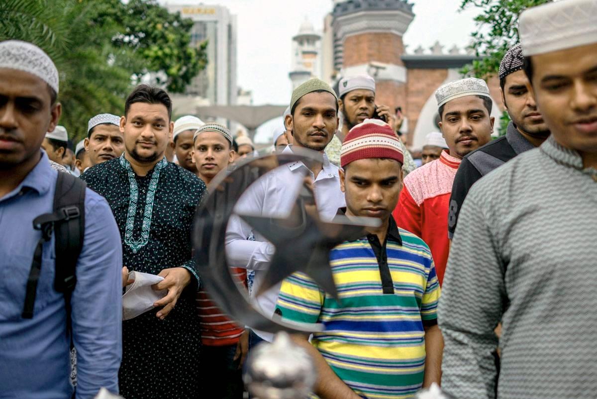 Malesialaisia muslimeja lähdössä ramadanin päättäneestä Eid al-Fitr -juhlasta pääkaupungissa Kuala Lumpurissa.