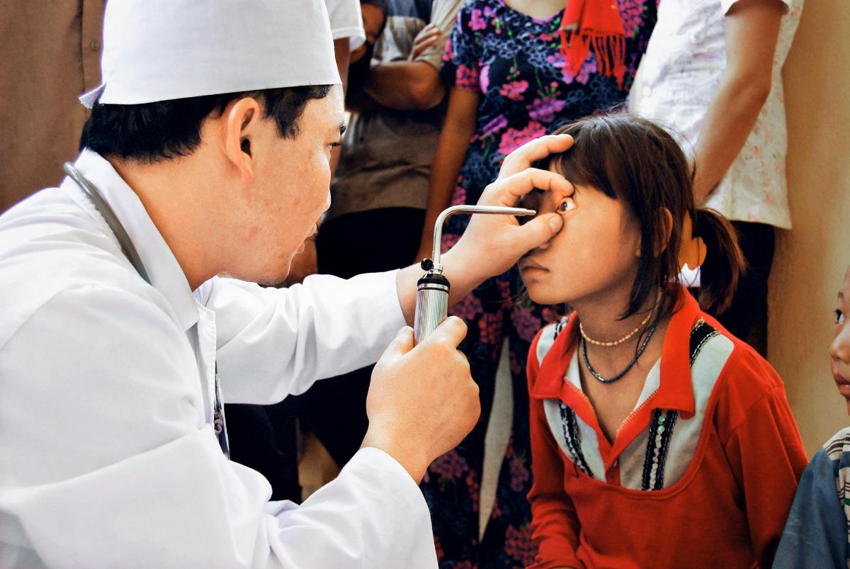 Tuki loppuu. Lääkäri Chu Po Xa tutkii silmäpotilasta syrjäisessä vuoristokylässä Luoteis-Vietnamissa. Sairaalaa ei ole, mutta lääkäri ja apteekkari käyvät toisinaan kylässä. Kuva: Paula Laajalahti / Suomen Lähetysseura