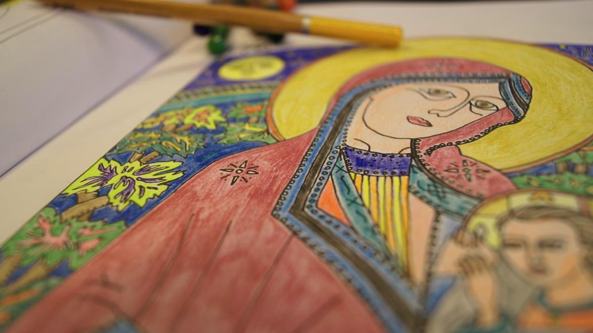 Neitsyt Maria imettää ja luterilainen värittää. Kuva: Kaisa Halonen