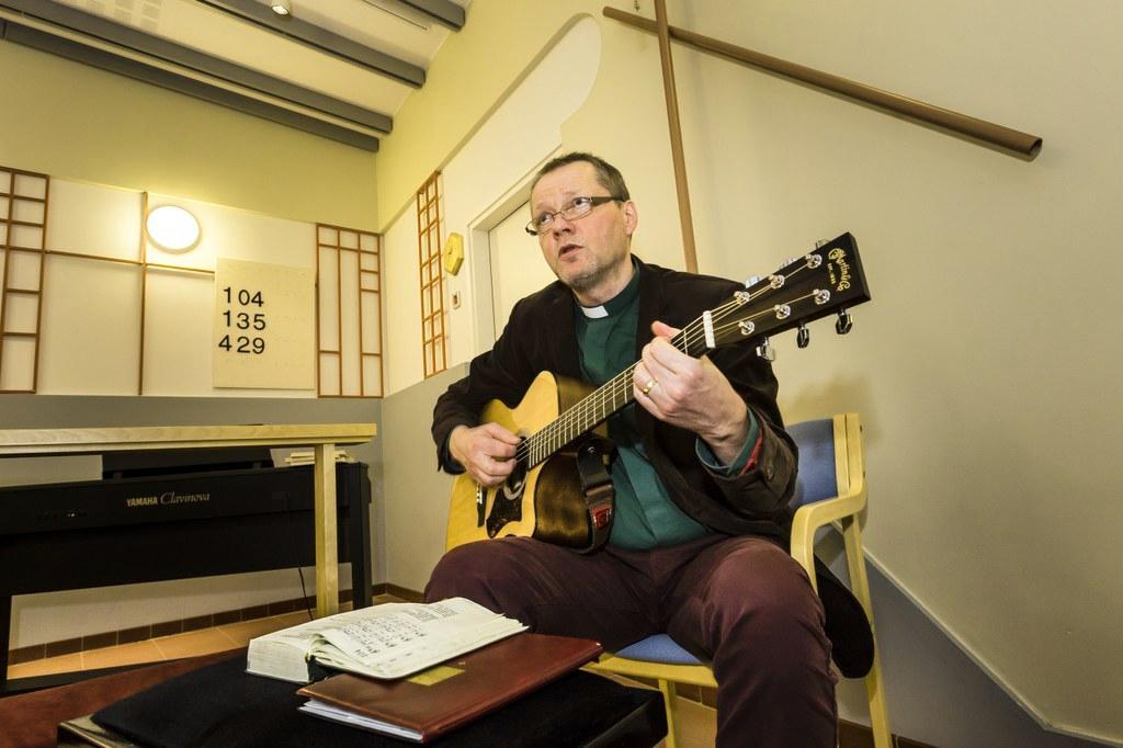 Helsingin seurakuntayhtymän diakoniatyöntekijä Kimmo Kajos soitti kitaraa ja saarnasi Jokelan vankilajumalanpalveluksessa huhtikuussa. Kuva: Jukka Granström