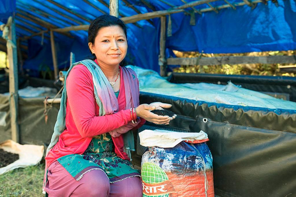 Laxmi Shrestha sai Naisten Pankin avulla viljelykoulutusta ja pyörittää nyt luomulannoiteyritystä Nepalissa. Perheen lapset pääsevät kouluun ja ruokaan riittää paremmin rahaa. Kuva: Ville Asikainen