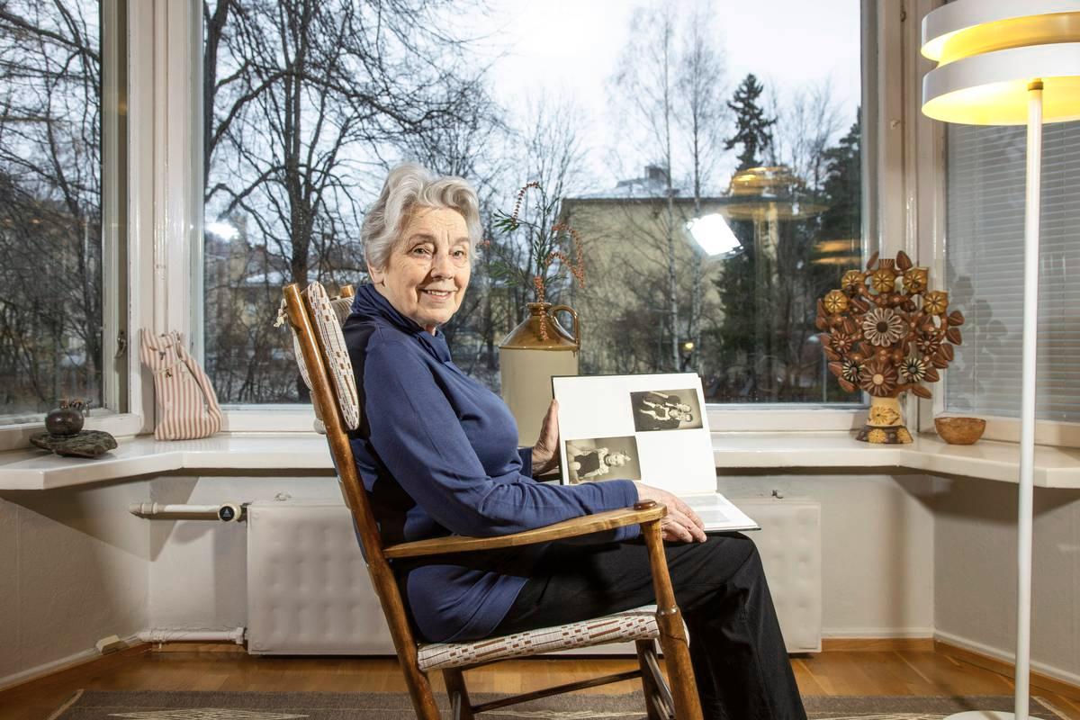 Kolmevuotiaana sotaorvoksi jäänyt Pirkko Koroma muistelee isäänsä katsomalla vanhoja valokuvia.