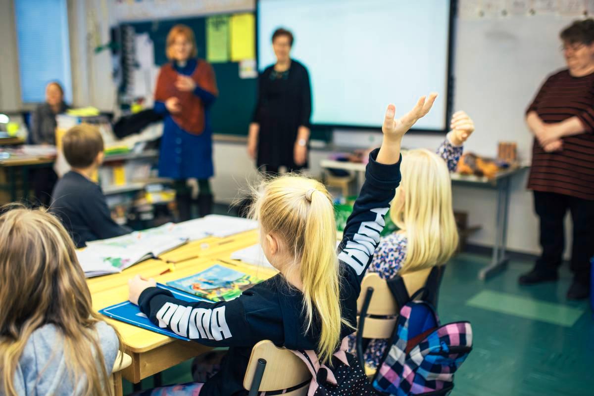 Diakoniatyöntekijä Liisa Juusela ja Käsillä hyvää -ryhmän vapaaehtoiset haastoivat oppilaita miettimään, mitä hyvää he itse voivat tehdä käsillään.