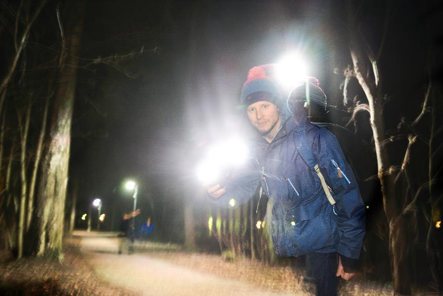 Valaistumista. Santeri Oksanen seurasi viime viikon tiistaina Otaniemessä kuinka valojen liiketunnistimet toimivat. Kuva: Maija Saari