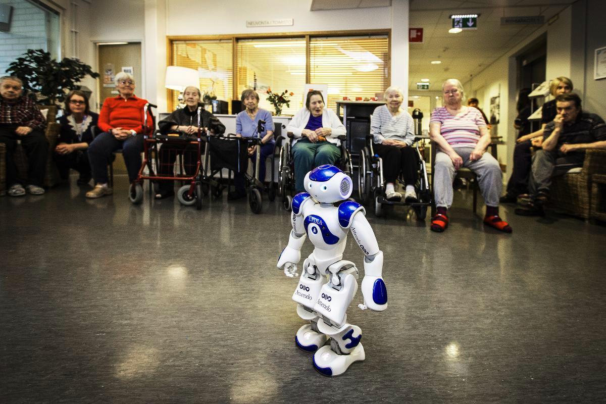 Hoivarobotti Lydiaa kokeillaan ensimmäistä kertaa Attendon hoivakodissa Vartioharjussa. Kuva: Esko Jämsä