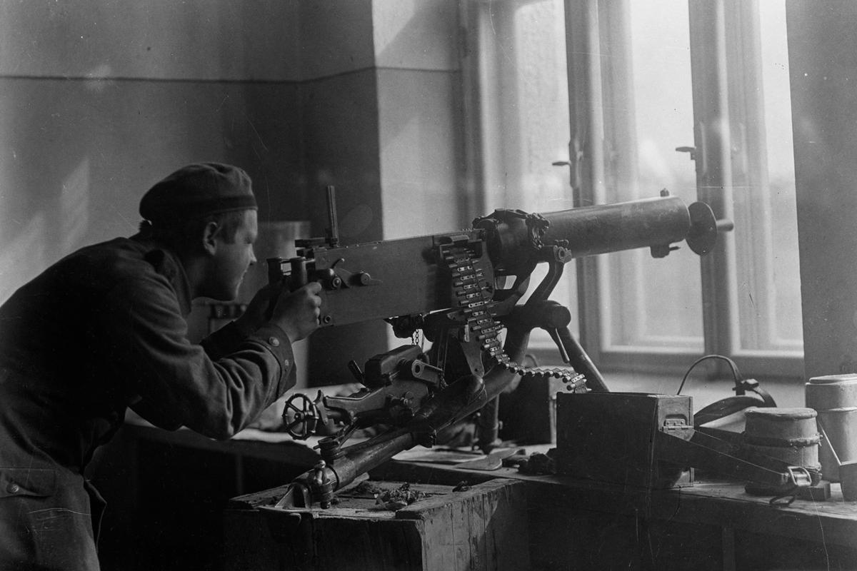 Saksalainen vartiomies konekiväärin kanssa Jokiniemen maanviljelys-taloudellisella koelaitoksella. Kuva on keväältä 1918. Kuva Vantaan kaupunginmuseo.