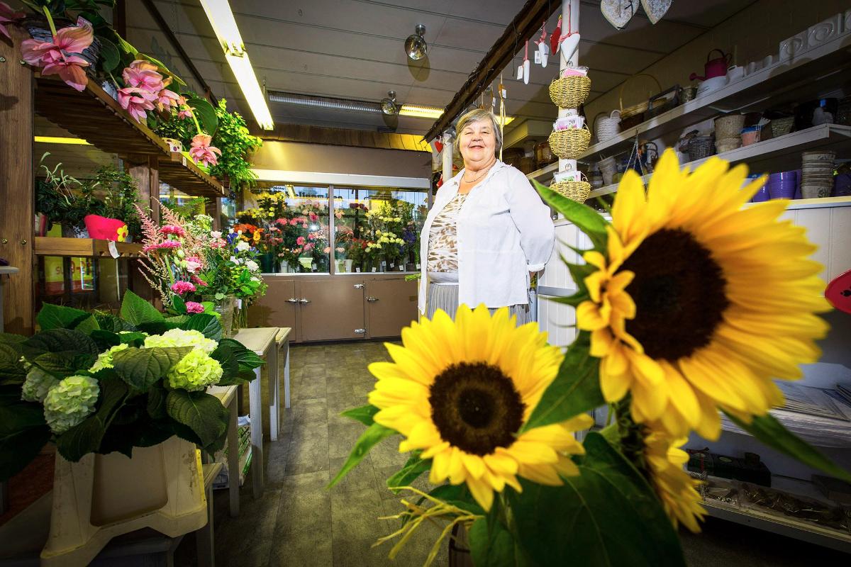 Kukkakauppias Seija Niskanen varmistaa aina kukkien alkuperämaan, vaikka 