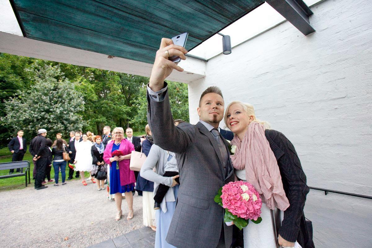 Arto Pastinen ja Sari Vähäkainu vihittiin Hääyössä viime syksynä. Pari otti selfiet jonottaessaan Pyhän Laurin kappelin ulkopuolella.