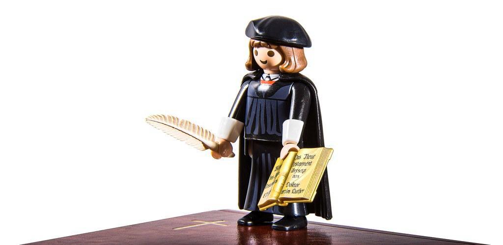 Hittinukke. Playmobil on valmistanut reformaation merkkivuoden kunniaksi 7,5-senttisiä Martti Luther -nukkeja. Ensimmäiset 34 000 pikku-Lutheria myytiin loppuun kolmessa päivässä, mikä on Playmobilin ennätys. Kuva: Esko Jämsä.