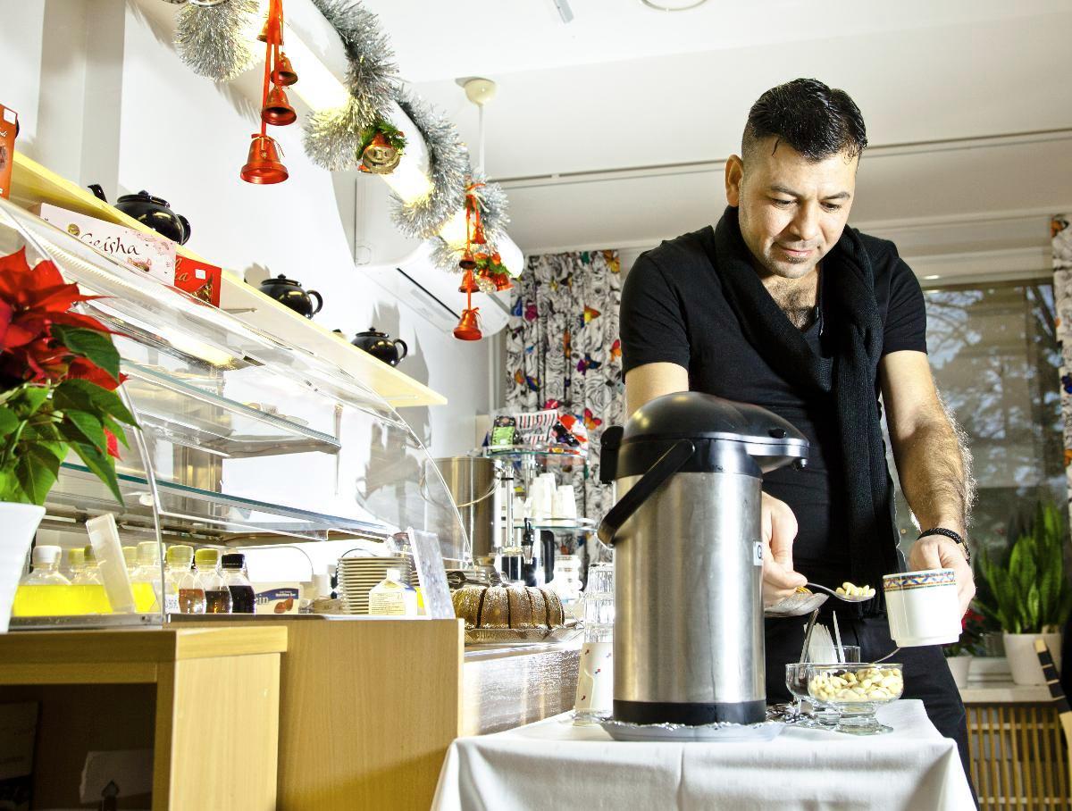 Ali Seoud Nouri maistoi perinteisiä suomalaisia jouluherkkuja käpyläläisessä lounasravintolassa. Hän tuli Suomeen Irakista viime toukokuussa. Kuva: Sirpa Päivinen