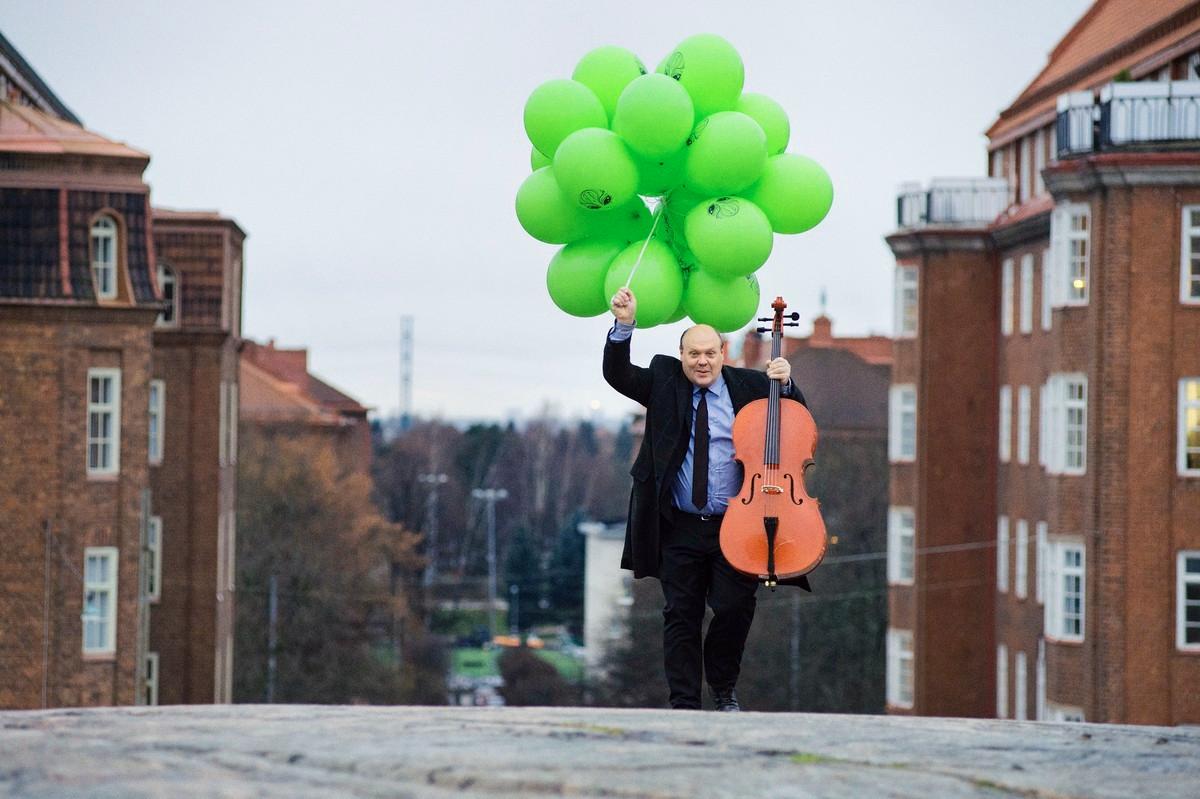 Hannu-Pekka Björkman näyttelee antaumuksella perhettään huijaavaa Pekkaa.