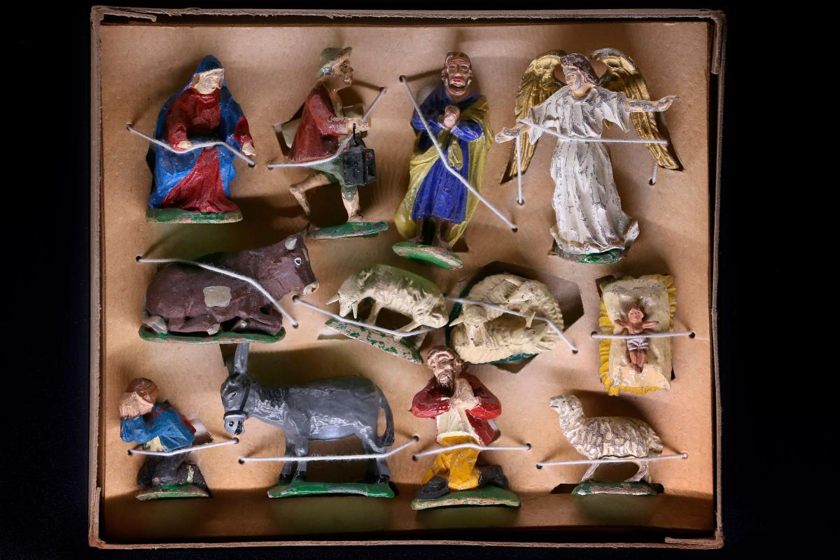 Seimiasetelma eläimineen palauttaa mieliin Jeesuksen syntymän Betlehemissä. Ensimmäisen jouluseimen rakensi tarinoiden mukaan Franciscus Assisilainen Italiassa vuonna 1223, kun hän halusi tavoittaa alkuperäisen joulun tunnelman. Nämä seimihahmot vuodelta 1961 ovat Mindelheimin seimimuseosta Saksasta.