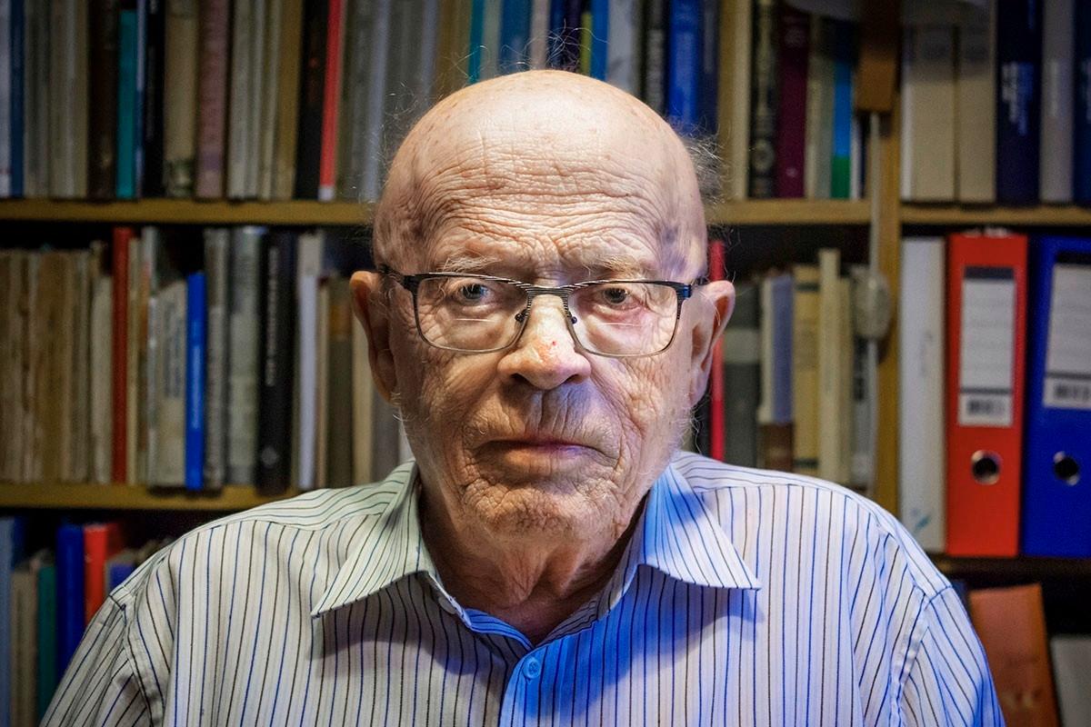 Professori emeritus Eino Murtorinne (s. 1930) on tutkinut Suomen kirkon natsiyhteyksiä 1960-luvulta alkaen. Kuva: Juhani Huttunen