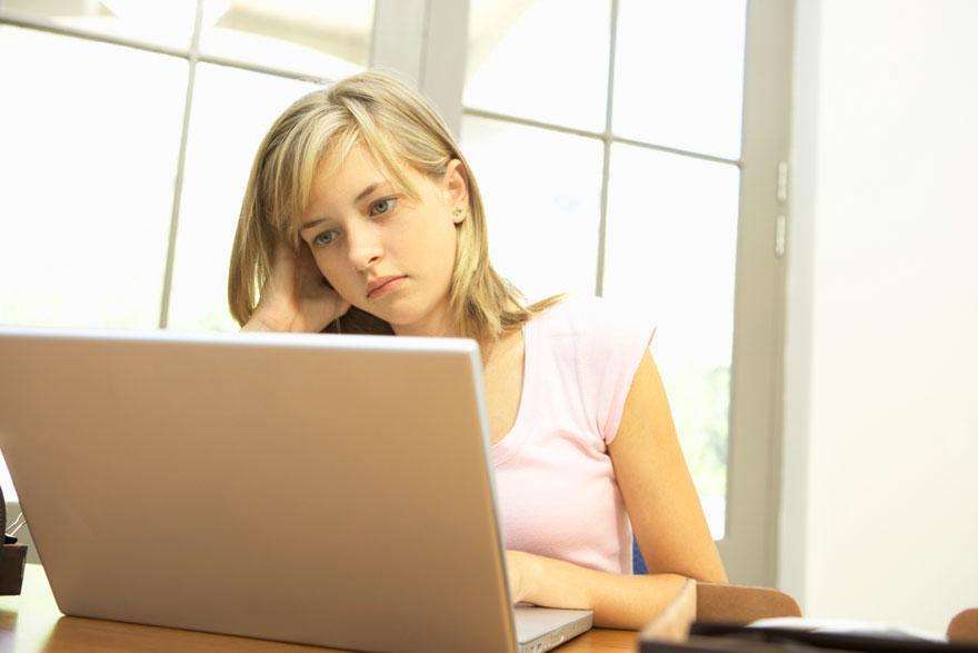 Nuorten yleisimmät huolenaiheet netissä liittyvät muun muassa ongelmiin kotona, alkoholiin, seksuaalisuuteen, itsetuntoon, ystäviin, kouluun ja opiskeluun. Kuva: Thinkstock